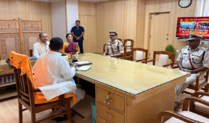আনন্দলোকে মঙ্গলালোকে… সুরে বরণ, তারপরই বৈঠক! ডিএম-এসপিদের নিয়ে কী মাস্টারপ্ল্যান মুখ্যমন্ত্রীর?