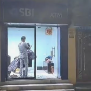 ব্যাঙ্কে টাকা তুলতে গিয়ে এ কী দেখলেন গ্রাহক! ATM-এর ভিতরে চুল কাটা দেখে চক্ষু চড়কগাছ নেটিজেনদের!