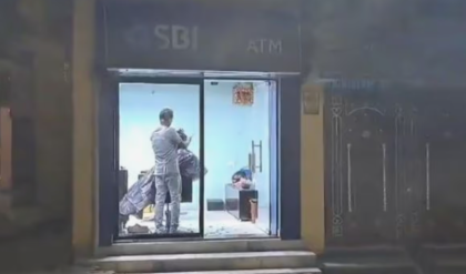 ব্যাঙ্কে টাকা তুলতে গিয়ে এ কী দেখলেন গ্রাহক! ATM-এর ভিতরে চুল কাটা দেখে চক্ষু চড়কগাছ নেটিজেনদের!