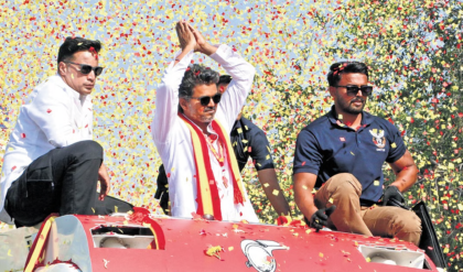 তামিলনাড়ুতে মহানাটক! বিজয়ের ম্যাজিক ফিগার কোথায়? থালাপতিকে কি ফিরিয়ে দিলেন রাজ্যপাল?