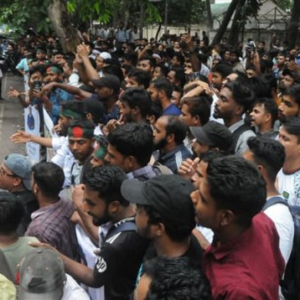 বিক্ষোভের নামে তাণ্ডব পার্ক সার্কাসে, জখম একাধিক পুলিশ! ডিএ আন্দোলনকারীদের ওপর এবার কি তবে বড় কোপ? বিক্ষোভের নামে তাণ্ডব পার্ক সার্কাসে, জখম একাধিক পুলিশ! ডিএ আন্দোলনকারীদের ওপর এবার কি তবে বড় কোপ?
