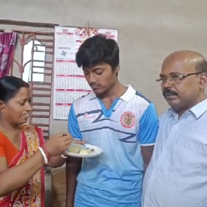 “ঠিকমতো খেতেও দিতে পারিনি”, মাধ্যমিকে ছেলের ঐতিহাসিক রেজাল্ট দেখে ডুকরে কেঁদে উঠলেন মা-বাবা
