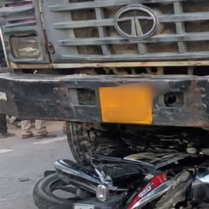 বাইকে কয়েদি নিয়ে যাওয়ার পথেই তুলকালাম! হাইওয়েতে পুলিশকে পিষে দিল ঘাতক ট্রাক, তারপর যা ঘটল…