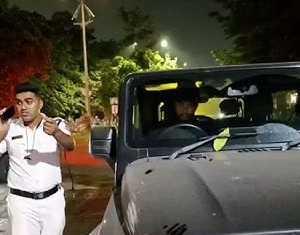 ফের বিতর্কে রাজগঞ্জের প্রাক্তন বিডিও প্রশান্ত বর্মন, নিউটাউনে পথচারীকে ধাক্কা, তোলপাড় এলাকায়!
