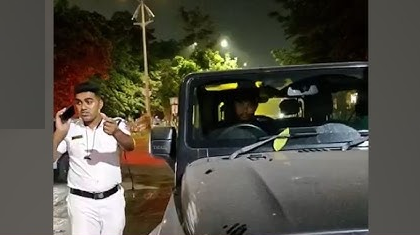 ফের বিতর্কে রাজগঞ্জের প্রাক্তন বিডিও প্রশান্ত বর্মন, নিউটাউনে পথচারীকে ধাক্কা, তোলপাড় এলাকায়! ফের বিতর্কে রাজগঞ্জের প্রাক্তন বিডিও প্রশান্ত বর্মন, নিউটাউনে পথচারীকে ধাক্কা, তোলপাড় এলাকায়!