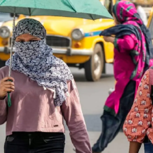 তীব্র গরমেও অ্যাকাউন্টে ঢুকবে টাকা! স্বাস্থ্য বিমার বাইরে কী এই নতুন ‘হিট ইন্স্যুরেন্স’? তীব্র গরমেও অ্যাকাউন্টে ঢুকবে টাকা! স্বাস্থ্য বিমার বাইরে কী এই নতুন ‘হিট ইন্স্যুরেন্স’?