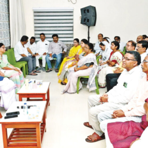 ভোটের ৪৮ ঘণ্টা আগে ‘আত্মসমর্পণ’! তৃণমূল প্রার্থীর দলত্যাগে তোলপাড়, মমতা-অভিষেকের অন্দরে ক্ষোভের আগুন ভোটের ৪৮ ঘণ্টা আগে ‘আত্মসমর্পণ’! তৃণমূল প্রার্থীর দলত্যাগে তোলপাড়, মমতা-অভিষেকের অন্দরে ক্ষোভের আগুন