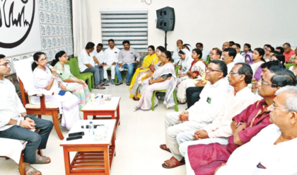 ভোটের ৪৮ ঘণ্টা আগে ‘আত্মসমর্পণ’! তৃণমূল প্রার্থীর দলত্যাগে তোলপাড়, মমতা-অভিষেকের অন্দরে ক্ষোভের আগুন