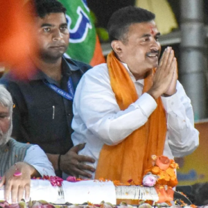লাল সিগন্যালে মাঝরাস্তায় ব্রেক কষলেন মুখ্যমন্ত্রী! কেন নজিরবিহীন নির্দেশ শুভেন্দুর? লাল সিগন্যালে মাঝরাস্তায় ব্রেক কষলেন মুখ্যমন্ত্রী! কেন নজিরবিহীন নির্দেশ শুভেন্দুর?