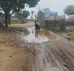 ৪৬৩ লক্ষ টাকার রাস্তা না কি মরণফাঁদ? মুখ্যমন্ত্রীর প্রকল্পের কোটি কোটি টাকা কোথায় যাচ্ছে? জানুন আসল সত্যি