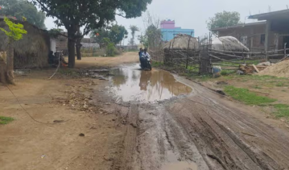 ৪৬৩ লক্ষ টাকার রাস্তা না কি মরণফাঁদ? মুখ্যমন্ত্রীর প্রকল্পের কোটি কোটি টাকা কোথায় যাচ্ছে? জানুন আসল সত্যি