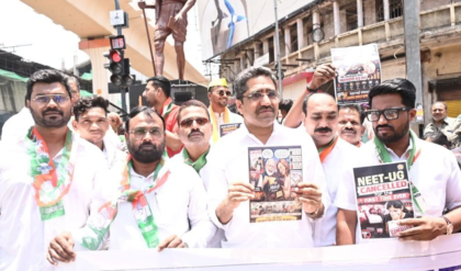 নাগপুরে অভিনব প্রতিবাদ: মेलोডি চকলেট বিলি করে মোদী সরকারকে বিঁধল যুব কংগ্রেস! নাগপুরে অভিনব প্রতিবাদ: মेलोডি চকলেট বিলি করে মোদী সরকারকে বিঁধল যুব কংগ্রেস!