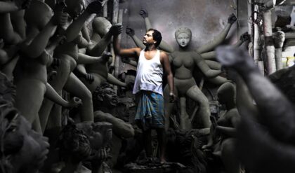 পুজোর আগে কুমোরটুলিতে মাটির আকাল, চরম অনিশ্চয়তায় মৃৎশিল্পীরা