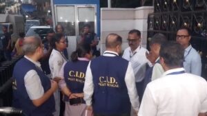 তলব এড়াতেই কি বাড়িতে CID? সই-কাণ্ডে অভিষেককে নিয়ে উত্তাল রাজ্য রাজনীতি