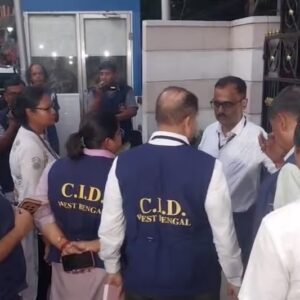 তলব এড়াতেই কি বাড়িতে CID? সই-কাণ্ডে অভিষেককে নিয়ে উত্তাল রাজ্য রাজনীতি