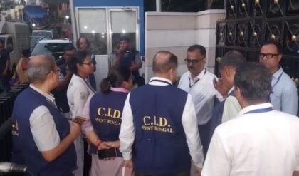 তলব এড়াতেই কি বাড়িতে CID? সই-কাণ্ডে অভিষেককে নিয়ে উত্তাল রাজ্য রাজনীতি