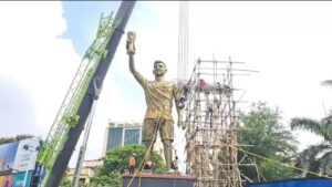 মেসির মূর্তি ঘিরে চরম আতঙ্ক, লেকটাউন থেকে সরানো হচ্ছে মেসির ৪৪ ফুটের মূর্তি