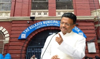 ‘চেয়ার আঁকড়ে বসে থাকার মানে হয় না’, মেয়াদের আগেই দায়িত্ব ছাড়লেন ফিরহাদ হাকিম