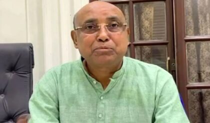 বনগাঁ শাখার যাত্রীদের জন্য সুখবর? কেন্দ্রীয় রেলমন্ত্রীর সামনে কোন দাবিতে সরব তৃণমূল বিধায়ক? বনগাঁ শাখার যাত্রীদের জন্য সুখবর? কেন্দ্রীয় রেলমন্ত্রীর সামনে কোন দাবিতে সরব তৃণমূল বিধায়ক?