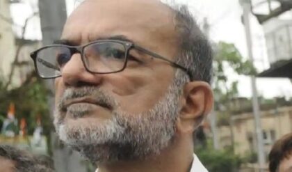 ‘সবটাই বিভ্রান্তি!’ ফিরহাদ হাকিমের ইস্তফার পর কলকাতা পুরনিগমের ভবিষ্যৎ নিয়ে বিস্ফোরক মন্তব্য বিকাশ রঞ্জনের ‘সবটাই বিভ্রান্তি!’ ফিরহাদ হাকিমের ইস্তফার পর কলকাতা পুরনিগমের ভবিষ্যৎ নিয়ে বিস্ফোরক মন্তব্য বিকাশ রঞ্জনের