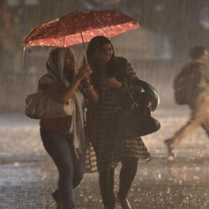 আবহাওয়া বদল: ঝোড়ো হাওয়া আর বৃষ্টিতে ভাসছে কলকাতা-সহ একাধিক জেলা, জারি সতর্কতা আবহাওয়া বদল: ঝোড়ো হাওয়া আর বৃষ্টিতে ভাসছে কলকাতা-সহ একাধিক জেলা, জারি সতর্কতা
