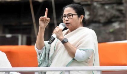 ধরনা নয়, এবার সোজা পদযাত্রা! ছাব্বিশের হারের পর ফের ‘স্ট্রিট ফাইট’-এ তৃণমূলনেত্রী ধরনা নয়, এবার সোজা পদযাত্রা! ছাব্বিশের হারের পর ফের ‘স্ট্রিট ফাইট’-এ তৃণমূলনেত্রী