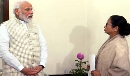 ‘পিসি’র পতন শুরু! ঋতব্রতর বিদ্রোহে কি ক্ষমতা হারালেন মমতা? বিস্ফোরক দাবি বিজেপির