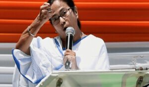 মমতার হুঙ্কার ‘তৃণমূল ভাঙা যাবে না’, তবুও কেন বারবার উঠে আসছে দল ভাঙার আতঙ্ক?
