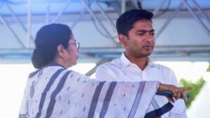 ‘প্রকৃত তৃণমূল’ কারা? মমতা-অভিষেককে টেক্কা দিতে আড়াআড়ি ভাঙনের মুখে TMC