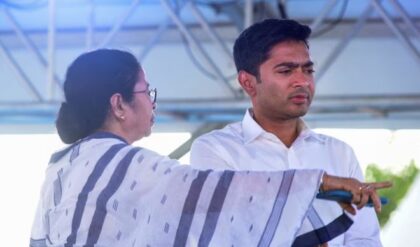 ‘প্রকৃত তৃণমূল’ কারা? মমতা-অভিষেককে টেক্কা দিতে আড়াআড়ি ভাঙনের মুখে TMC ‘প্রকৃত তৃণমূল’ কারা? মমতা-অভিষেককে টেক্কা দিতে আড়াআড়ি ভাঙনের মুখে TMC