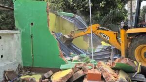 “সেনানিবাস এলাকায় জবরদখল”-বুলডোজারে ভাঙা হলো ব্যারাকপুরের INTUC অফিস