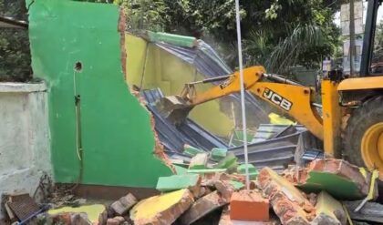 “সেনানিবাস এলাকায় জবরদখল”-বুলডোজারে ভাঙা হলো ব্যারাকপুরের INTUC অফিস “সেনানিবাস এলাকায় জবরদখল”-বুলডোজারে ভাঙা হলো ব্যারাকপুরের INTUC অফিস