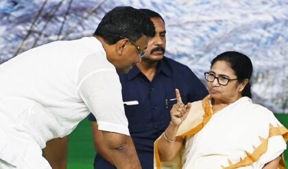 শুভেন্দুর বৈঠকে হাজিরাই কাল! ফিরহাদ হাকিমকে কি সত্যিই সরাচ্ছেন মমতা?