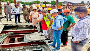 তারাতলার ধ্বংসস্তূপে ‘মসিহা’ পূর্ব রেল! ইস্পাত কেটে প্রাণের স্পন্দন খুঁজছে ৭০ জনের অদম্য দল