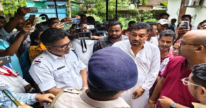 শিলিগুড়িতে মেজাজ হারালেন পর্যটনমন্ত্রী! বালি মাফিয়াদের হুশিয়ারি দিয়ে থানায় দিলেন কড়া নির্দেশ