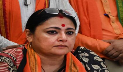 ‘ডেঙ্গিতে একটিও মৃত্যু নয়!’ ৫ জেলার আমলাদের কড়া বার্তা দিলেন মন্ত্রী অগ্নিমিত্রা পাল ‘ডেঙ্গিতে একটিও মৃত্যু নয়!’ ৫ জেলার আমলাদের কড়া বার্তা দিলেন মন্ত্রী অগ্নিমিত্রা পাল