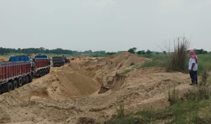 অজয়ের পাড়ে বালি মাফিয়াদের দাপট: তিন ফসলি জমি গিলে খাচ্ছে অবৈধ ট্রাক! প্রশাসনের ভূমিকা নিয়ে তীব্র ক্ষোভ অজয়ের পাড়ে বালি মাফিয়াদের দাপট: তিন ফসলি জমি গিলে খাচ্ছে অবৈধ ট্রাক! প্রশাসনের ভূমিকা নিয়ে তীব্র ক্ষোভ