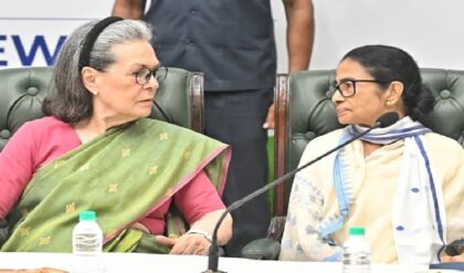 তৃণমূল কি কংগ্রেসেই ফিরছে? মমতা-অভিষেকের দিল্লি সফর ঘিরে জল্পনার বিস্ফোরণ!