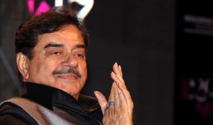 ‘আমি মমতাদির সৈনিক, অন্য কাউকে নেত্রী মানি না!’ তৃণমূলের বিদ্রোহ নিয়ে মুখ খুললেন শত্রুঘ্ন ‘আমি মমতাদির সৈনিক, অন্য কাউকে নেত্রী মানি না!’ তৃণমূলের বিদ্রোহ নিয়ে মুখ খুললেন শত্রুঘ্ন