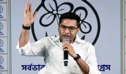 কলকাতা বিমানবন্দরে অভিষেককে দেখে ‘চোর’ স্লোগান! উত্তাল বিমানবন্দর চত্বর কলকাতা বিমানবন্দরে অভিষেককে দেখে ‘চোর’ স্লোগান! উত্তাল বিমানবন্দর চত্বর
