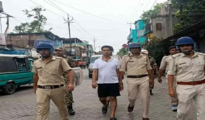 ফলতার ‘পুষ্পা’ এখন পুলিশের জালে! হাফ প্যান্ট-টিশার্ট পরা জাহাঙ্গিরকে রাস্তায় ঘোরালো পুলিশ ফলতার ‘পুষ্পা’ এখন পুলিশের জালে! হাফ প্যান্ট-টিশার্ট পরা জাহাঙ্গিরকে রাস্তায় ঘোরালো পুলিশ