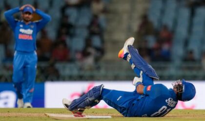 বাবার মৃত্যুর শোক সামলে অভিষেক, তবুও ভাগ্য সহায় হলো না! লখনউয়ে দুবার চোট পেয়ে মাঠ ছাড়লেন দারবিশ রাসুলি বাবার মৃত্যুর শোক সামলে অভিষেক, তবুও ভাগ্য সহায় হলো না! লখনউয়ে দুবার চোট পেয়ে মাঠ ছাড়লেন দারবিশ রাসুলি
