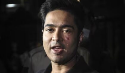 পৌরনিগমের নোটিস নিয়ে আইনি লড়াইয়ে অভিষেকের বাবা-মা, শেষ ভরসা হাইকোর্ট! পৌরনিগমের নোটিস নিয়ে আইনি লড়াইয়ে অভিষেকের বাবা-মা, শেষ ভরসা হাইকোর্ট!