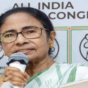 ‘আমিও খেলতে জানি!’ দল ভাঙানোর খেলা রুখতে এবার সরাসরি হুঙ্কার মমতার ‘আমিও খেলতে জানি!’ দল ভাঙানোর খেলা রুখতে এবার সরাসরি হুঙ্কার মমতার