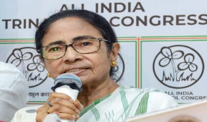 ‘আমিও খেলতে জানি!’ দল ভাঙানোর খেলা রুখতে এবার সরাসরি হুঙ্কার মমতার ‘আমিও খেলতে জানি!’ দল ভাঙানোর খেলা রুখতে এবার সরাসরি হুঙ্কার মমতার