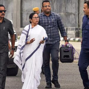 দল কি ভাঙছে? নেতৃত্বকে না জানিয়েই গোপন বৈঠক তৃণমূল বিধায়কদের, বাড়ছে অস্বস্তি! দল কি ভাঙছে? নেতৃত্বকে না জানিয়েই গোপন বৈঠক তৃণমূল বিধায়কদের, বাড়ছে অস্বস্তি!