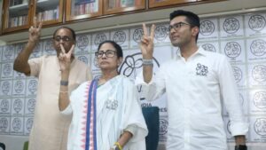 মহারাষ্ট্রের ছায়া এবার তৃণমূলে? মমতা বন্দ্যোপাধ্যায়ের হাত থেকে কি কেড়ে নেওয়া হবে জোড়াফুল প্রতীক?