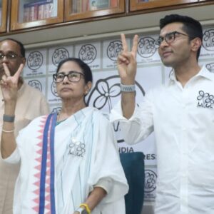 মহারাষ্ট্রের ছায়া এবার তৃণমূলে? মমতা বন্দ্যোপাধ্যায়ের হাত থেকে কি কেড়ে নেওয়া হবে জোড়াফুল প্রতীক? মহারাষ্ট্রের ছায়া এবার তৃণমূলে? মমতা বন্দ্যোপাধ্যায়ের হাত থেকে কি কেড়ে নেওয়া হবে জোড়াফুল প্রতীক?
