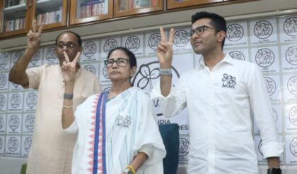 মহারাষ্ট্রের ছায়া এবার তৃণমূলে? মমতা বন্দ্যোপাধ্যায়ের হাত থেকে কি কেড়ে নেওয়া হবে জোড়াফুল প্রতীক? মহারাষ্ট্রের ছায়া এবার তৃণমূলে? মমতা বন্দ্যোপাধ্যায়ের হাত থেকে কি কেড়ে নেওয়া হবে জোড়াফুল প্রতীক?