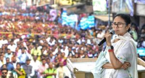 গৃহযুদ্ধের আবহে ধর্মতলায় দাঁড়িয়ে মমতার বিরাট হুঁশিয়ারি! কার দিকে নিশানা মুখ্যমন্ত্রীর?